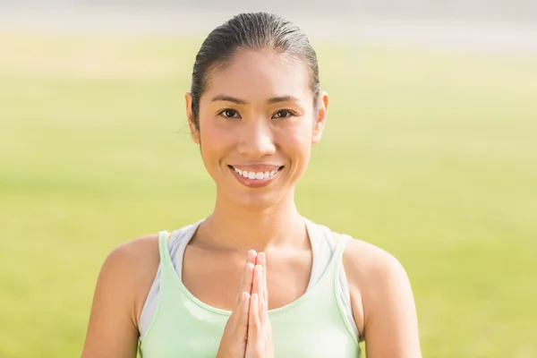 Sportliche Frau beim Yoga — Stockfoto