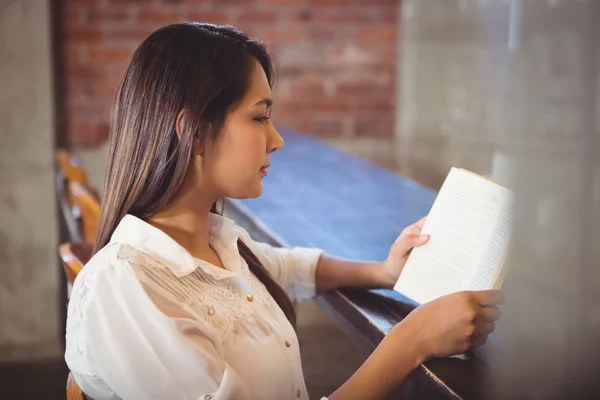 Mooie zakenvrouw lezen van een boek — Stockfoto