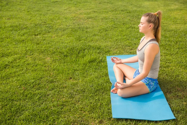 Egzersiz mindere meditasyon sarışın — Stok fotoğraf