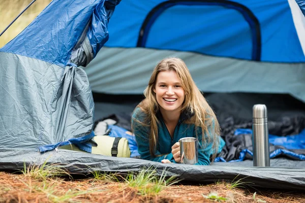 Bella escursionista sdraiato in una tenda — Foto Stock