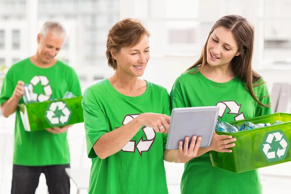 Mulheres com tablet e caixa de reciclagem — Fotografia de Stock