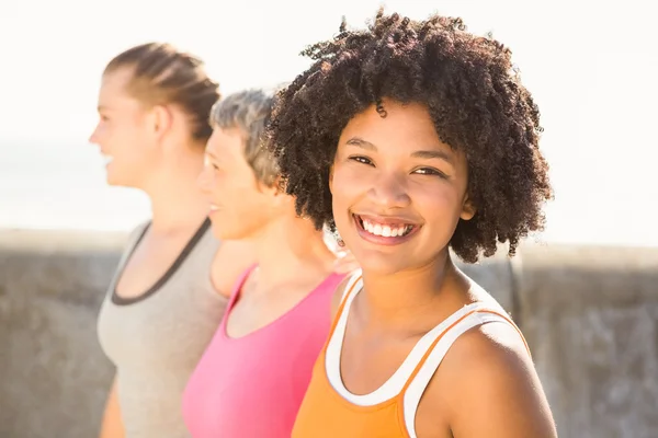 Smiling sporty woman with two friends — Stock Photo, Image