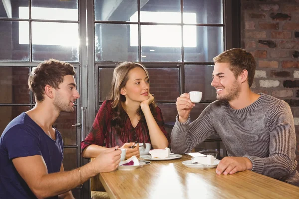 Amigos sonrientes hablando — Foto de Stock