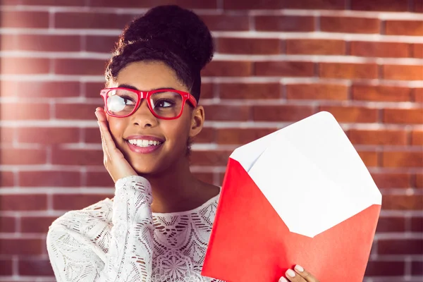 Hipster segurando um envelope grande — Fotografia de Stock