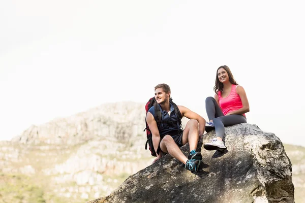 Happy joggers sitting on rock — Stock Photo, Image