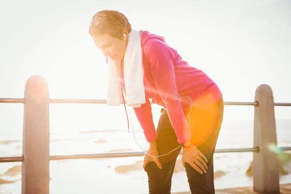 Woman listening to music and resting — Stock Photo, Image