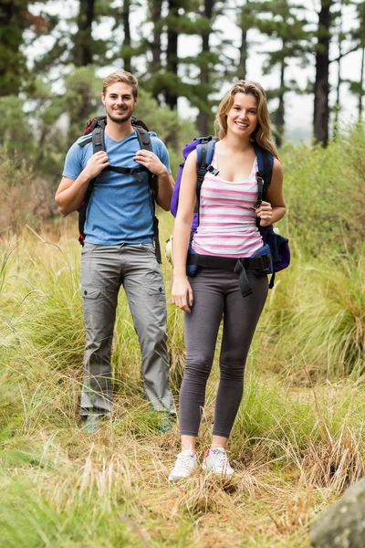 Sonriente excursionista pareja — Foto de Stock