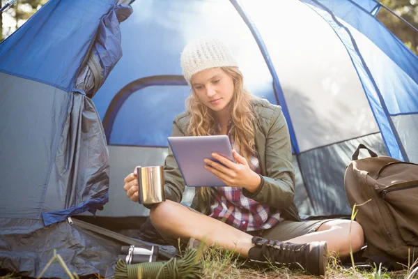 Camper loira bonita usando tablet — Fotografia de Stock