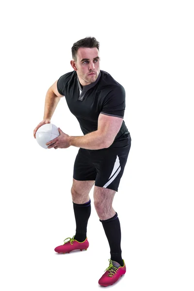 Jugador de rugby lanzando la pelota — Foto de Stock