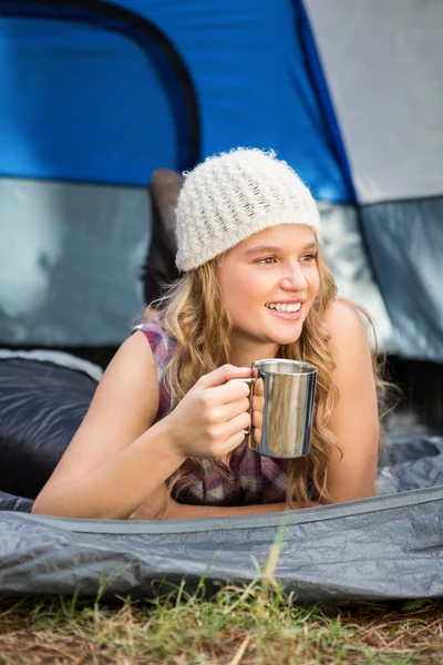 Camper sorridente e sdraiato in tenda — Foto Stock