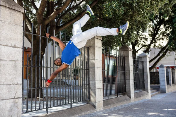 Спортсмен прыгает перед зданием — стоковое фото