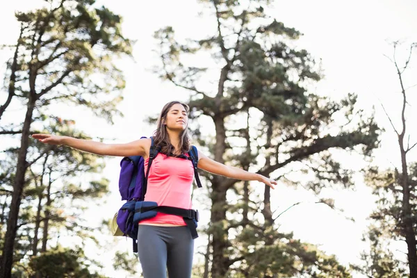 Jeune joggeuse heureuse debout sur le rocher se sentant libre — Photo