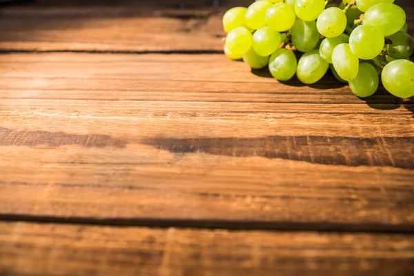 Ramo de uvas en la mesa — Foto de Stock