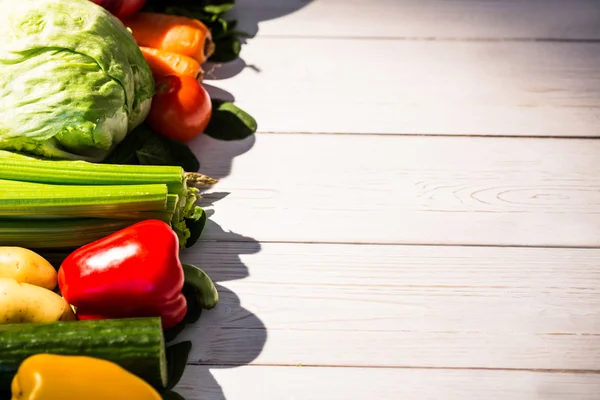 Lijn van groenten op tafel — Stockfoto
