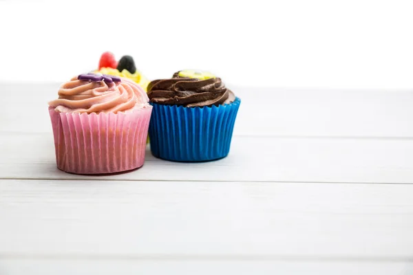 Deliciosos cupcakes en una mesa — Foto de Stock