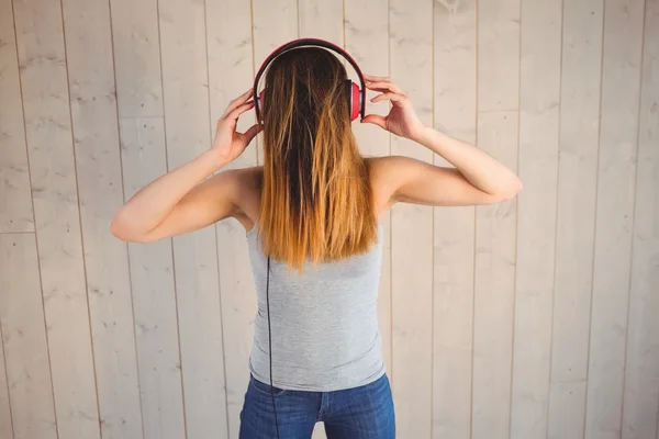 Mooie hipster luisteren naar muziek — Stockfoto