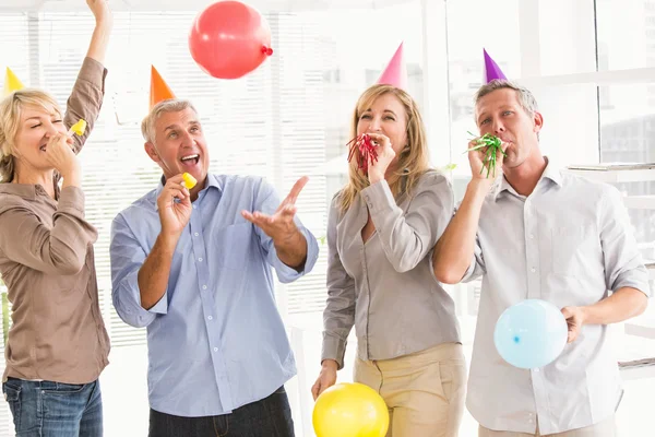 Människor firar födelsedag — Stockfoto