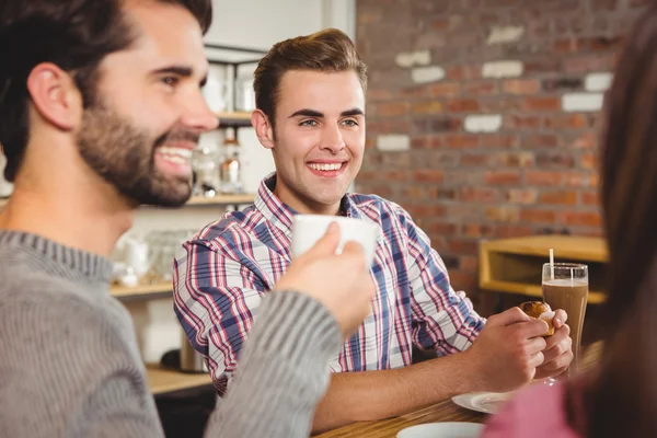 Amigos disfrutando de un desayuno — Foto de Stock