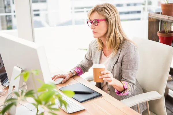 Diseñador casual trabajando en la computadora — Foto de Stock