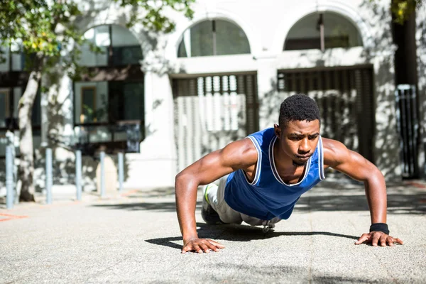 Athlète heureux faisant push-ups — Photo