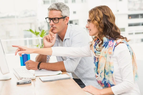 Twee casual ontwerpers werken met computer — Stockfoto