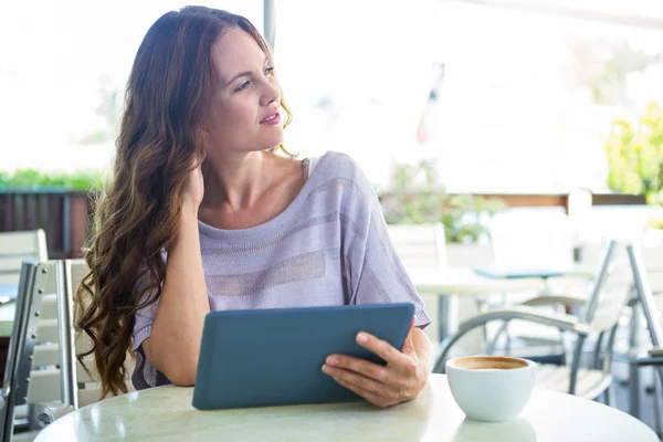 Mujer usando tableta —  Fotos de Stock