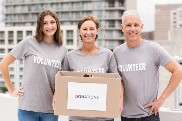 Voluntarios sosteniendo caja de donación —  Fotos de Stock