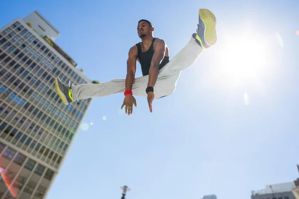 Idrottsman nen hoppa i luften — Stockfoto