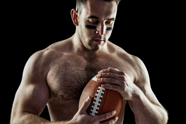 Jugador de fútbol americano con pelota — Foto de Stock