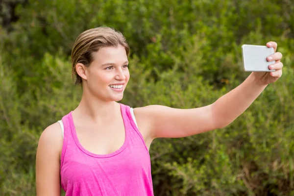 Atleta sonriendo y tomando selfie — Foto de Stock