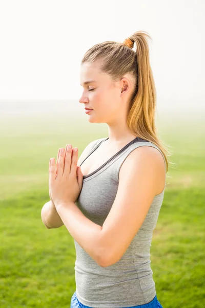 Tranquillo sportivo bionda meditando — Foto Stock