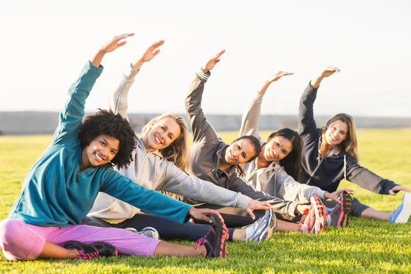 Vrouwen die zich uitstrekt tijdens fitness klasse — Stockfoto