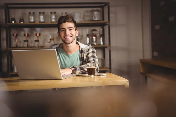 Hipster sentado e usando laptop — Fotografia de Stock