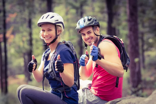 Bir kayaya oturan mutlu motorcu Çift — Stok fotoğraf