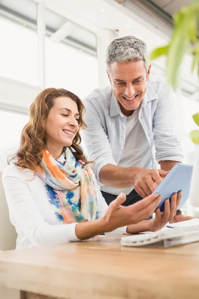 Diseñadores trabajando con la tableta —  Fotos de Stock