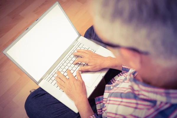 Homem sentado e trabalhando com laptop — Fotografia de Stock