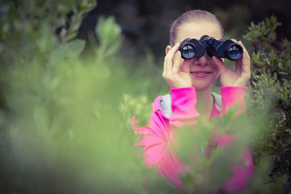 Hiker looking through the binoculars — Stock Photo, Image