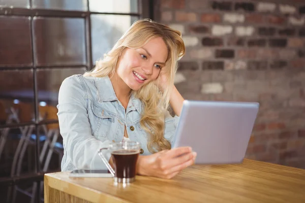 Blondýnka drží tabletový počítač — Stock fotografie