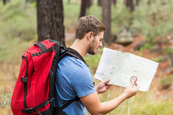 Joven excursionista guapo usando mapa —  Fotos de Stock