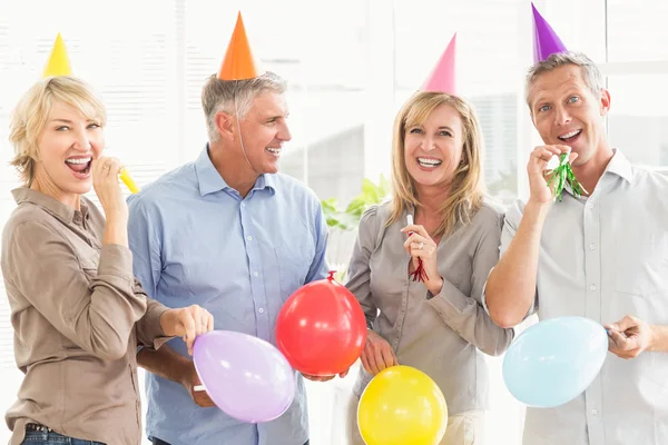 Pessoas de negócios casuais felizes comemorando aniversário — Fotografia de Stock