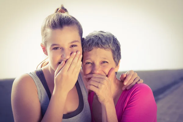 Moeder en dochter lachen. — Stockfoto