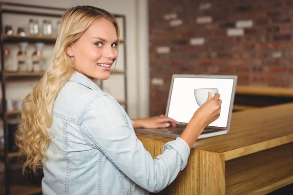 Lächelnde Blondine beim Kaffee und Laptop — Stockfoto