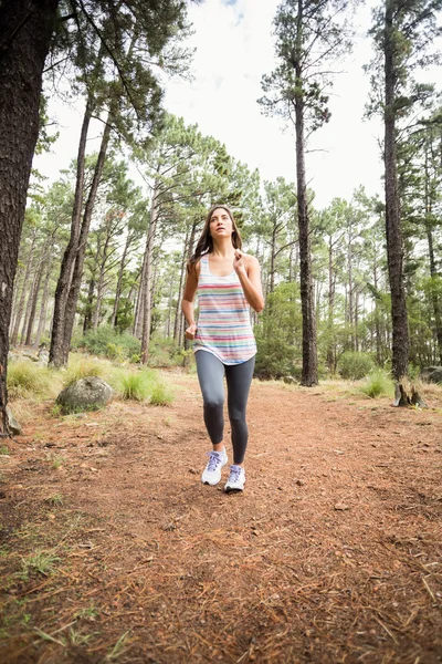 Junge glückliche Joggerin zu Fuß — Stockfoto