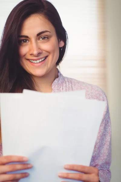 Brunette reading documents — Stock Photo, Image