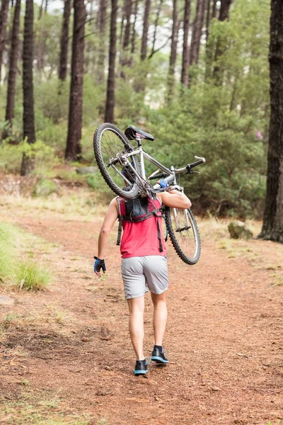 Motociclista segurando bicicleta — Fotografia de Stock