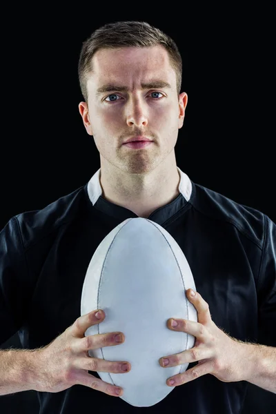 Jogador segurando uma bola de rugby — Fotografia de Stock