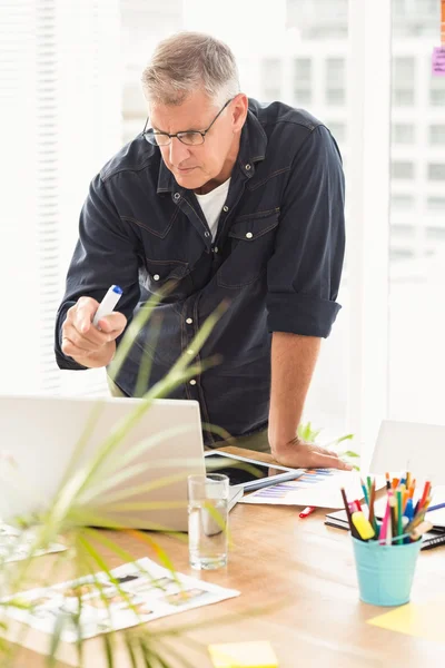 Empresário trabalhando em um laptop — Fotografia de Stock