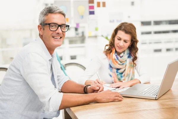 Diseñador en frente de su colega de trabajo — Foto de Stock