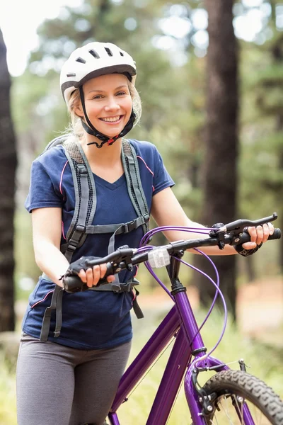 Zufriedener Biker blickt in Kamera — Stockfoto