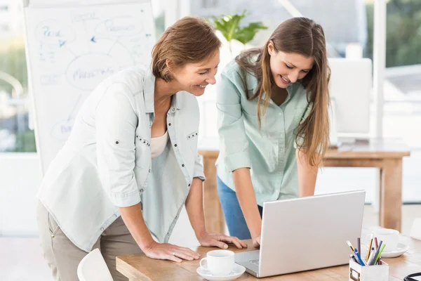 Empresarias casuales que trabajan con laptop — Foto de Stock